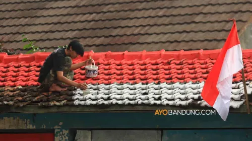 Bendera merah putih di sekeliling Lapangan Lio Genteng, RW 05, Kelurahan Nyengseret, Kecamatan Astanaanyar, Kota Bandung, Jawa Barat, Sabtu 12 Agustus 2023. (Sumber: Ayobandung.com | Foto: Irfan Al-Faritsi)