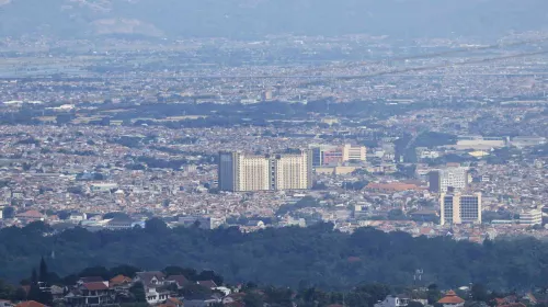 Kota Bandung tampak seperti cekungan dengan dominasi kawasan pemukiman serta industri. Sementara bagian hijau sudah sangat kurang. (Sumber: ayobandung.id | Foto: Irfan Al Faritsi)