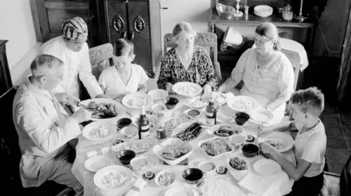 Keluarga C.H. Japing dalam sebuah acara rijsttafel bersama Bibi Jet dan Paman Jan Breeman di Bandung. (Sumber: Collectie Stichting Nationaal Museum van Wereldculturen | Foto: Christoffel Hendrik)