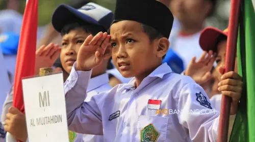 Acara pengibaran bendera Merah Putih berukuran 10×18 meter di Tebing Hawu, Kabupaten Bandung Barat, Senin 17 Agustus 2026. (Sumber: Ayobandung.com | Foto: Irfan Al-Faritsi)