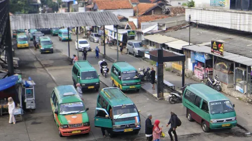 Suasana lengang di Terminal Cicaheum pada Rabu 22 April 2026. Di tahun 1990-an, angkot berbagai trayek ini berderet rapi dan panjang terutama di jam-jam sibuk. (Sumber: ayobandung.id | Foto: Irfan Al Faritsi)