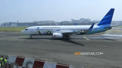 Pesawat jet komersial Garuda Indonesia mendarat perdana di Bandara Husein Sastranegara, Kota Bandung, Jumat 14 Agustus 2026. (Sumber: ayobandung.com | Foto: Irfan Al-Faritsi)