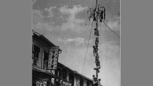 Kartu pos yang menggambarkan tradisi panjat pinang di negri ini sejak masa kolonial. (Sumber: KITLV)