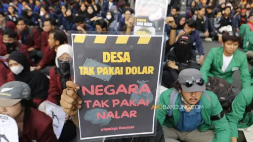 Ratusan mahasiswa dari berbagai perguruan tinggi di Bandung Raya melakukan aksi unjuk rasa di depan Gedung DPRD Jawa Barat, Kota Bandung, Rabu 17 Juni 2026. (Sumber: Ayobandung.com | Foto: Irfan Al-Faritsi)