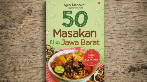 Buku berjudul 50 Masakan Khas Jawa Barat karya Ajen Dianawati (2025). (Sumber: Dokumentasi penulis | Foto: Badiatul Muchlisin Asti)