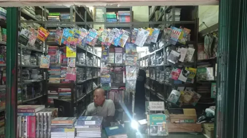 Toko Buku di bagian depan Pasar Buku Palasari. (Sumber: Ayobandung.com | Foto: Ridwan K)