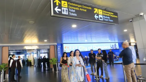 Suasana bandara saat pesawat jet komersial Garuda Indonesia mendarat perdana di Bandara Husein Sastranegara, Kota Bandung, Jumat 14 Agustus 2026. (Sumber: ayobandung.id | Foto: Irfan Al Faritsi)