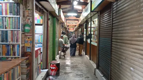 Kondisi Pasar Buku Palasari Bandung kini, terus bertahan di tengfah gempuran perubahan zaman. (Sumber: Ayobandung | Foto: Mildan Abdalloh)