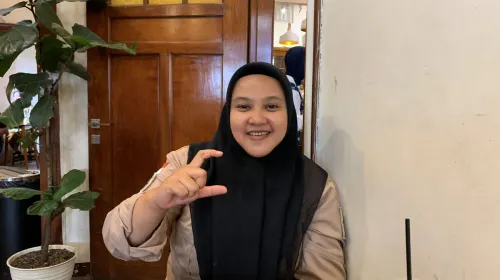 Wina Elia, admin homeless media @ceritahegarmanah. (Sumber: ayobandung.id | Foto: Halwa Raudhatul)