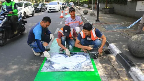 Pengecatan ulang garis jalur khusus sepeda di Jalan Perintis Kemerdekaan, Kota Bandung, Rabu 10 Juli 2024. (Sumber: Ayobandung.id | Foto: Irfan Al-Faritsi)