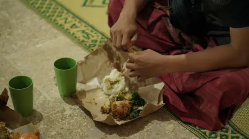 Ilustrasi makan masakan khas Indonesia. (Sumber: Unsplash | Foto: Masjid Pogung Raya)