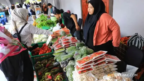 Pengunjung belanja pada Gelar Produk Pasar Tani di Bale Asri Pusdai, Jalan Diponegoro, Kota Bandung, Selasa 18 Maret 2025. (Sumber: Ayobandung.com | Foto: Irfan Al-Faritsi)