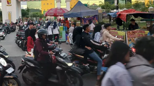 Pasar Takjil dadakan di Jalan Gading Tutuka, Kabupaten Bandung. (Sumber: Ayobandung.id)