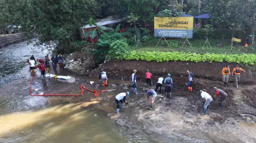 Petugas bersama masyarakat melakukan bersih-bersih Teras Cikapundung, Kota Bandung, Kamis 16 Mei 2024. (Sumber: ayobandung.id | Foto: Irfan Al Faritsi)