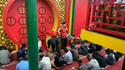 Suasana ramadan di Masjid Lauetze 2 di Jalan Tamblong, Kota Bandung. (Sumber: ayobandung.id | Foto: Halwa Raudhatul)