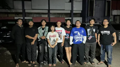 Anak-anak muda Sekeloa Selatan pelaku tradisi bangunin sahur. (Sumber: ayobandung.id | Foto: Ilham Maulana)