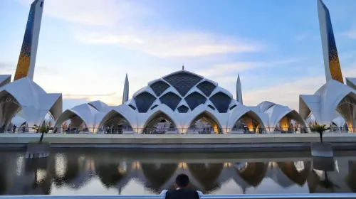 Warga menunggu waktu berbuka puasa (ngabuburit) di Masjid Raya Al Jabbar, Gedebage, Kota Bandung, Kamis 6 Maret 2025. (Sumber: Ayobandung.id | Foto: Irfan Al-Faritsi)
