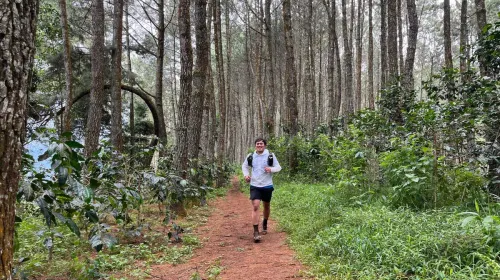 Bagas Aji Prakoso saat menjajal Tahura Djuanda. (Sumber: ayobandung.id | Foto: Ilham Maulana)
