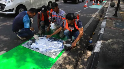 Pengecatan ulang jalur khusus sepeda untuk meningkatkan kenyamanan dan juga meningkatkan keselamatan lalulintas pengguna sepeda. (Sumber: ayobandung.id | Foto: Irfan Al Faritsi)