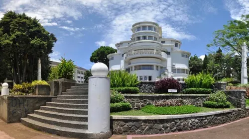 Villa Isola di UPI Bandung (dahulu IKIP Bandung). (Sumber: Wikimedia Commons)