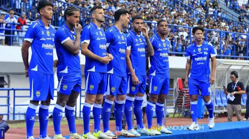 Tim Persib Bandung memperkenalkan jersey untuk kompetisi BRI Super League 2025/2026
di Stadion Gelora Bandung Lautan Api, Sabtu 2 Agustus 2025. (Sumber: Ayobandung.com | Foto: Irfan Al-Faritsi)