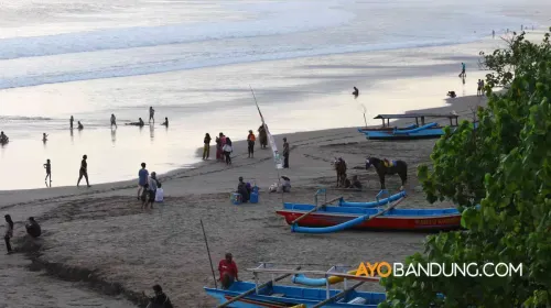 Ilustrasi kampung nelayan di Jawa Barat mendapatkan BLT subsidi BBM. (Sumber: Ayobandung.com | Foto: Irfan Al-Faritsi)