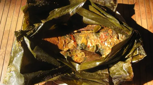 Pepes ikan emas (pais lauk mas) Sunda. (Sumber: Wikimedia Commons | Foto: Gunawan Kartapranata)