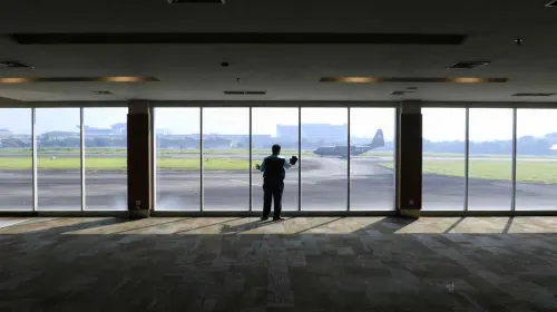 Petugas membersihkan salahsatu fasilitas Bandara Husein Sastranegara, Kota Bandung, Rabu 25 Juni 2025. (Sumber: ayobandung.id | Foto: Irfan Al Faritsi)