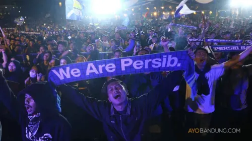 Bobotoh Rayakan Kemenangan Persib (Sumber: ayobandung.com | Foto: Irfan Al-Faritsi)