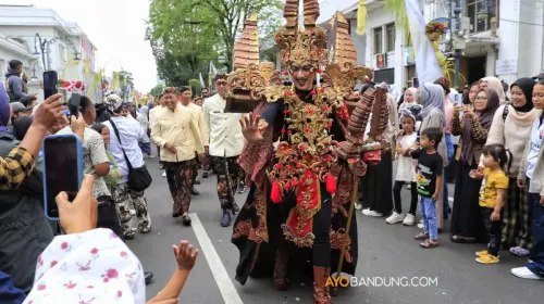 Kirab budaya di Jalan Asia Afrika, Kota Bandung, Selasa 19 Agustus 2025. (Sumber: Ayobandung.com | Foto: Irfan Al-Faritsi)