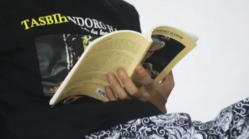 Seseorang sedang membaca buku. (Sumber: Unsplash | Foto: Mufid Majnun)