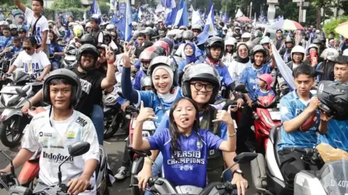 Bobotoh Persib sedang berkonvoi. (Sumber: ayobandung.com | Foto: Lukman Hidayat/Magang)