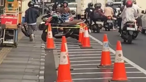 Pemandangan miris di Jalan Lembong, Kota Bandung pada Kamis (16/7/2026). Jalur sepeda yang dibangun untuk menjamin keselamatan pesepeda, justru beralih fungsi menjadi ruang parkir sepeda motor. (Foto: Alkhalifi)