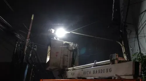 Petugas dari Dinas Perhubungan (Dishub) Kota Bandung melakukan perbaikan lampu penerangan jalan umum di jalan Katapang, Kota Bandung, Senin, 9 Juni 2025. (Sumber: Ayobandung.com | Foto: Magang Foto/Lukman Hidayat)