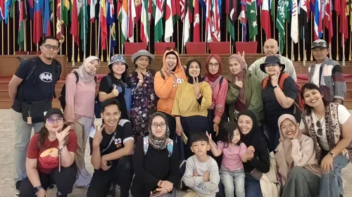 Para Stamp Hunter Peserta Komunitas Cerita Bunda Lintas Generasi Berfoto di Museum KAA (Sumber: Pribadi | Foto: Pribadi)