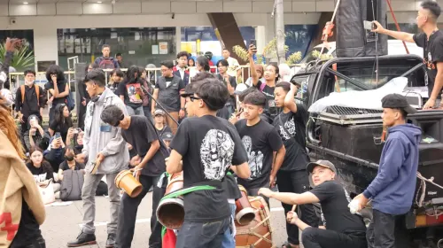 Sebuah pagelaran seni dog-dog di tengah sebuah aksi. (Foto: Dokumen pribadi)