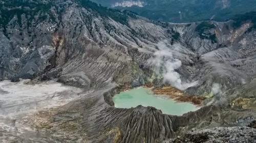 Gunung Alit lahir di dalam Kawah Ratu pascaletusan Juli–Agustus 2019. (Sumber: T Bachtiar)