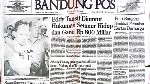 Surat kabar Bandung Pos edisi akhir Juli 1994 yang menampilkan berita utama mengenai kasus mega korupsi Eddy Tansil. (Sumber: Foto dan koleksi surat kabar Kin Sanubary)