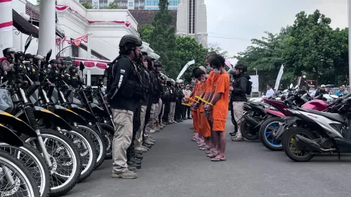 Polrestabes Bandung tangkap 19 orang pelaku kejahatan jalanan yang terjadi sejak 1 hingga 21 Juli 2026. (Sumber: ayobandung.id | Foto: Gilang Fathu Ramadhan)