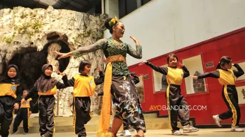 Sejumlah siswa mengikuti kegiatan belajar seni tari tradisional di Museum Sri Baduga, Jalan BKR, Kota Bandung pada Selasa, 14 April 2026. (Sumber: Ayobandung.com | Foto: Irfan Al-Faritsi)