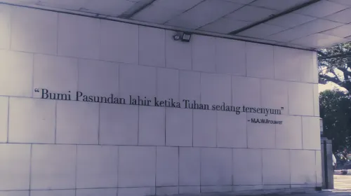 Sudut fotogenik Jalan Asia Afrika di Kota Bandung yang menampilkan sebuah kutipan dari M.A.W. Brouwer sebagai ungkapan rasa cintanya kepada tanah Pasundan. (Sumber: Dok. Pribadi | Foto: Kaneza Bani Aththoriah Hawami)