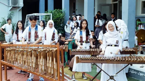 Kegiatan siswa memainkan Arumba sebagai bentuj pelestarian seni musik tradisional Sunda di lingkungan sekolah (Sumber: dokumentasi pribadi)