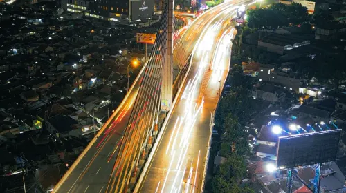 Foto pemandangan Jembatan Pasopati pada malam hari (Sumber: pexels.com)