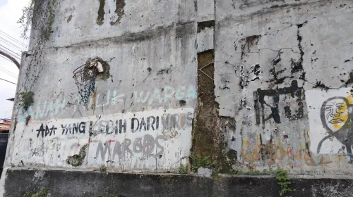 Foto Grafiti Bekas 2021 di Tembok Menyusuri di Jalan Serang menyusuri Jalan Anyer Dalam, 17 April 2026. (Sumber: Dokumentasi Pribadi | Foto: Hikmat Nur Hidayat)