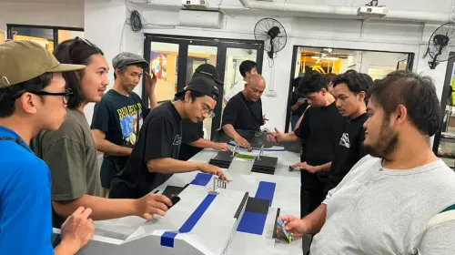 Anggota Bandung Fingerboard menghabiskan akhir pekan dengan bermain, berdiskusi, dan saling belajar berbagai trik fingerboard. (Sumber: ayobandung.id | Foto: Ilham Maulana)