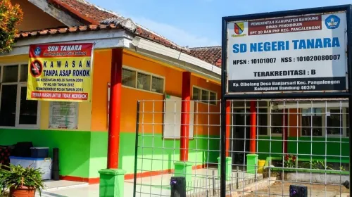 SD Negeri Tanara di Kampung Cibolang, Desa Banjarsari, Kecamatan Pangalengan, Kabupaten Bandung. (Sumber: Dokumentasi Penulis)