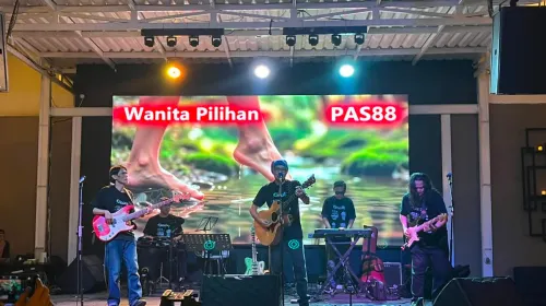 Atmosfer hangat dan akrab mewarnai gelaran Bandung Music Indie saat musisi lintas generasi dan penikmat musik bertemu dalam satu ruang yang sama. (Sumber: ayobandung.id | Foto: Ilham Maulana)