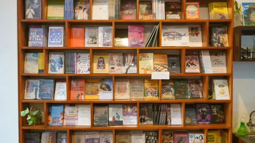Ilustrasi rak buku. (Sumber: Pexels | Foto: Yazid N)