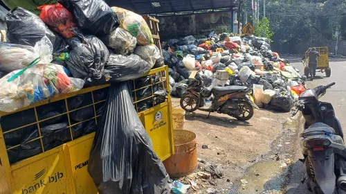 Kendaraan pengangkut sampah terparkir di Jalan Tamansari, Kota Bandung, Rabu 6 Mei 2026. (Sumber: ayobandung.id | Foto: Irfan Al Faritsi)
