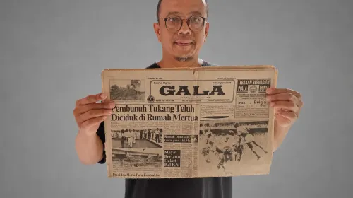 Kin Sanubary memperlihatkan surat kabar GALA, salah satu harian yang terbit di Bandung 40 tahun silam. (Sumber: Koleksi Kin Sanubary)